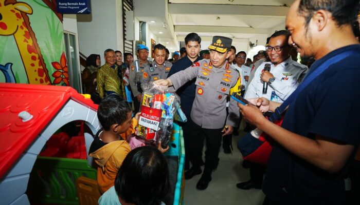 Kapolri Tinjau Stasiun Surabaya Gubeng, Penumpang Mudik Lebaran 2026 Naik 11 Persen