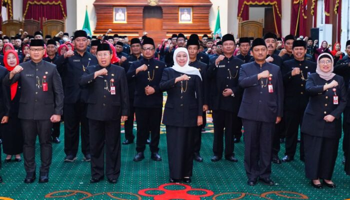 Khofifah Lantik 128 Kepala Sekolah Jatim, Tegaskan Peran Kunci Cetak SDM Unggul Menuju Indonesia Emas 2045