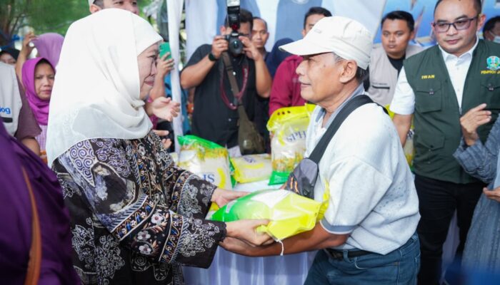 Khofifah Pastikan Stok Bahan Pokok Jatim Aman Jelang Lebaran, Pasar Murah Jadi Strategi Kendalikan Inflasi