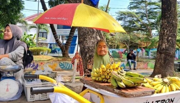 Kisah Mbah Yatemi, Nenek Penjual Pisang di Nganjuk yang Berkali-Kali Tertipu Pembeli Nakal