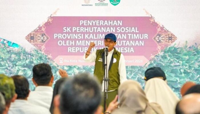 Menhut Raja Juli Serahkan SK Perhutanan Sosial 833 Hektare di IKN, 140 KK Dapat Kepastian Legal