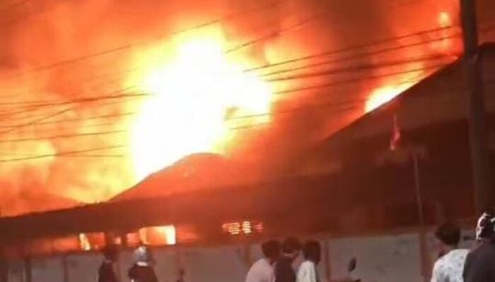 Pabrik Cat di Gresik Meledak dan Terbakar Hebat! Ledakan Beruntun Saat Warga Iktikaf, Api Membumbung Tinggi