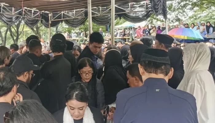 Hujan Iringi Pemakaman Vidi Aldiano di TPU Tanah Kusir, Sejumlah Artis Antar ke Peristirahatan Terakhir