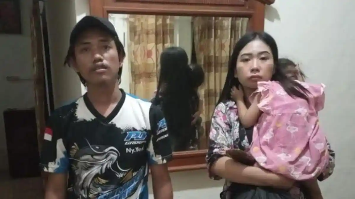 Anjar Andrianto (29) bersama istrinya Zeni Rimawati (25) dan putrinya KAA (5)