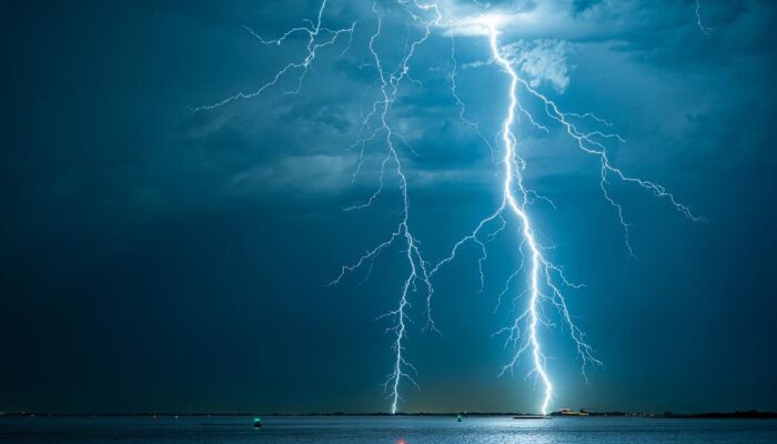 Tragedi Petir di Pantai Lumajang! 10 Wisatawan Tersambar, 1 Meninggal Saat Berteduh di Tenda