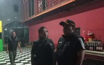 Kepala Satpol PP Kabupaten Probolinggo Taufik Alami bersama tim saat menertibkan salah satu tempat hiburan karaoke di Desa Sumberrejo, Kecamatan Paiton, Minggu (15/3/2026) malam. ANTARA/HO-Satpol PP Probolinggo