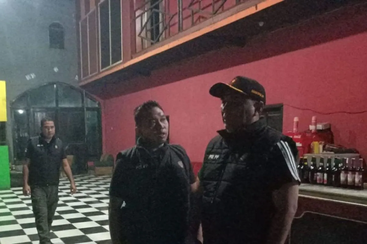 Kepala Satpol PP Kabupaten Probolinggo Taufik Alami bersama tim saat menertibkan salah satu tempat hiburan karaoke di Desa Sumberrejo, Kecamatan Paiton, Minggu (15/3/2026) malam. ANTARA/HO-Satpol PP Probolinggo