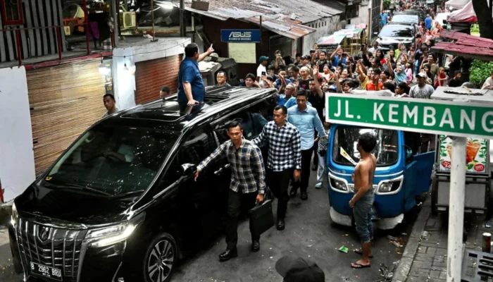 Prabowo Blusukan Mendadak ke Bantaran Rel Senen, Warga Terharu hingga Menangis: Janji Hunian Layak Menguat