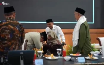 Momen haru Presiden Prabowo Subianto mencium tangan Kiai Nurul Huda Djazuli saat silaturahmi ulama dan buka puasa bersama tokoh Islam di Istana Negara.