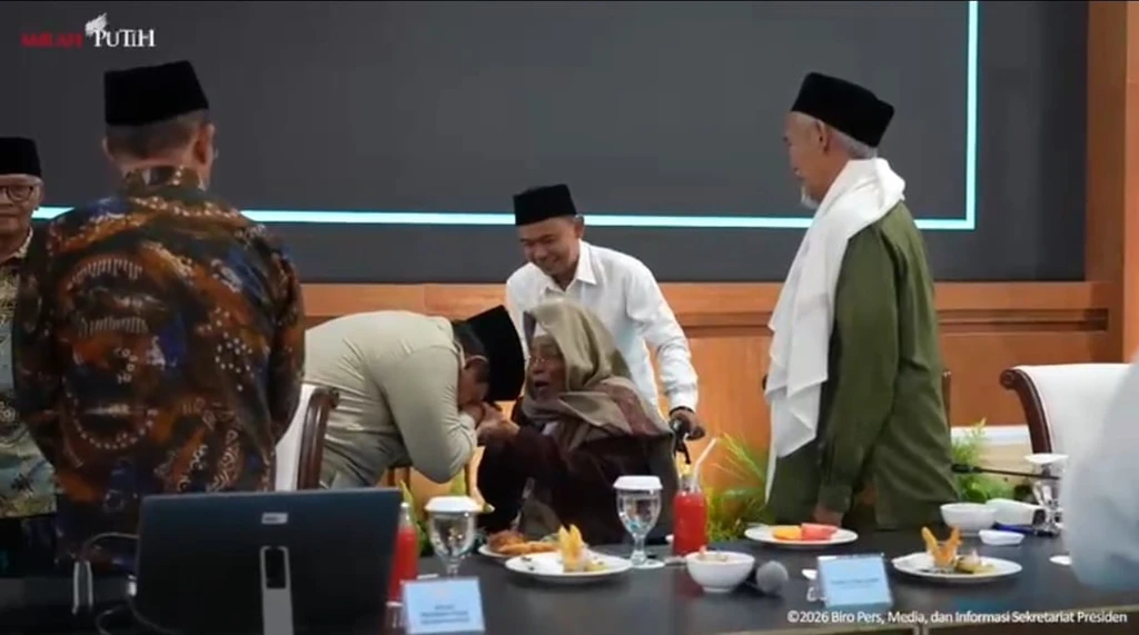 Momen haru Presiden Prabowo Subianto mencium tangan Kiai Nurul Huda Djazuli saat silaturahmi ulama dan buka puasa bersama tokoh Islam di Istana Negara.