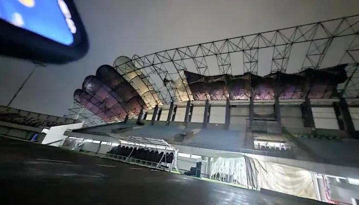 Puting Beliung Terjang Tangerang! Stadion Indomilk Arena Porak Poranda, Pohon Tumbang di 9 Titik