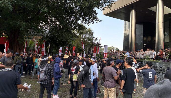 Ratusan Banser Geruduk Gedung KPK, Teriakkan “Bela Gus Yaqut Sampai Mati” Usai Jadi Tersangka Korupsi Kuota Haji