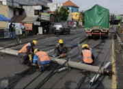Reklame Roboh Timpa Tiang Listrik di Sidoarjo, PLN Turunkan 63 Personel; Kemacetan Parah Surabaya–Waru Sempat Lumpuh