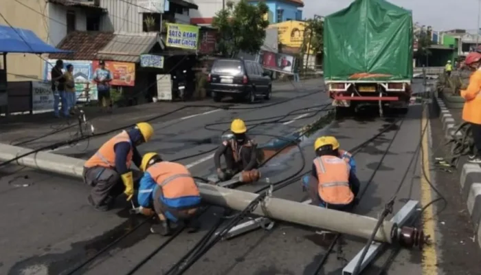 Reklame Roboh Timpa Tiang Listrik di Sidoarjo, PLN Turunkan 63 Personel; Kemacetan Parah Surabaya–Waru Sempat Lumpuh