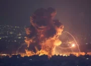 Rudal Iran Hantam Tel Aviv, Dua Gelombang Ledakan Guncang Kota, Warga Dievakuasi