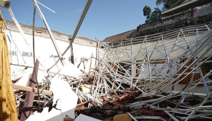 Atap 3 Kelas SMKN 1 Ampelgading Malang Ambruk Diterjang Cuaca Ekstrem, KBM Tetap Jalan