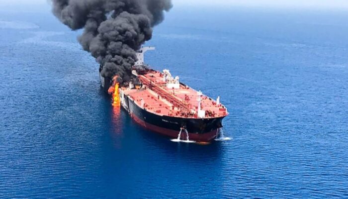 Serangan Udara Hantam Dua Kapal Tanker di Irak, 1 Kru Tewas dan 38 Orang Diselamatkan