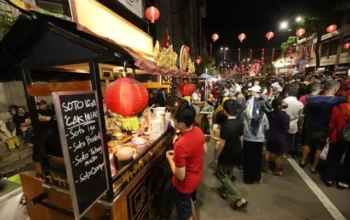 Suasana kuliner kya-kya kembang jepun, surabaya pada malam hari
