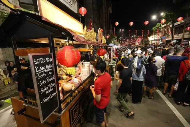 Suasana kuliner kya-kya kembang jepun, surabaya pada malam hari