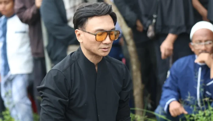 Tangis Anji Manji Iringi Pemakaman Sang Ibu, Ungkap Momen Terakhir yang Tak Terduga