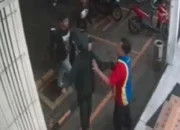 Terekam CCTV, Pemuda Hajar Karyawan Indomaret di Gresik Akhirnya Dibekuk Polisi
