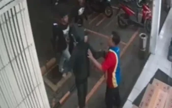Terekam CCTV, Pemuda Hajar Karyawan Indomaret di Gresik * SS Foto : *Surya.co.id