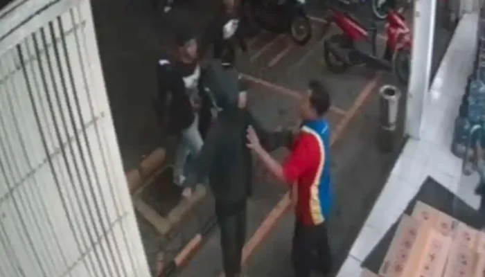 Terekam CCTV, Pemuda Hajar Karyawan Indomaret di Gresik Akhirnya Dibekuk Polisi