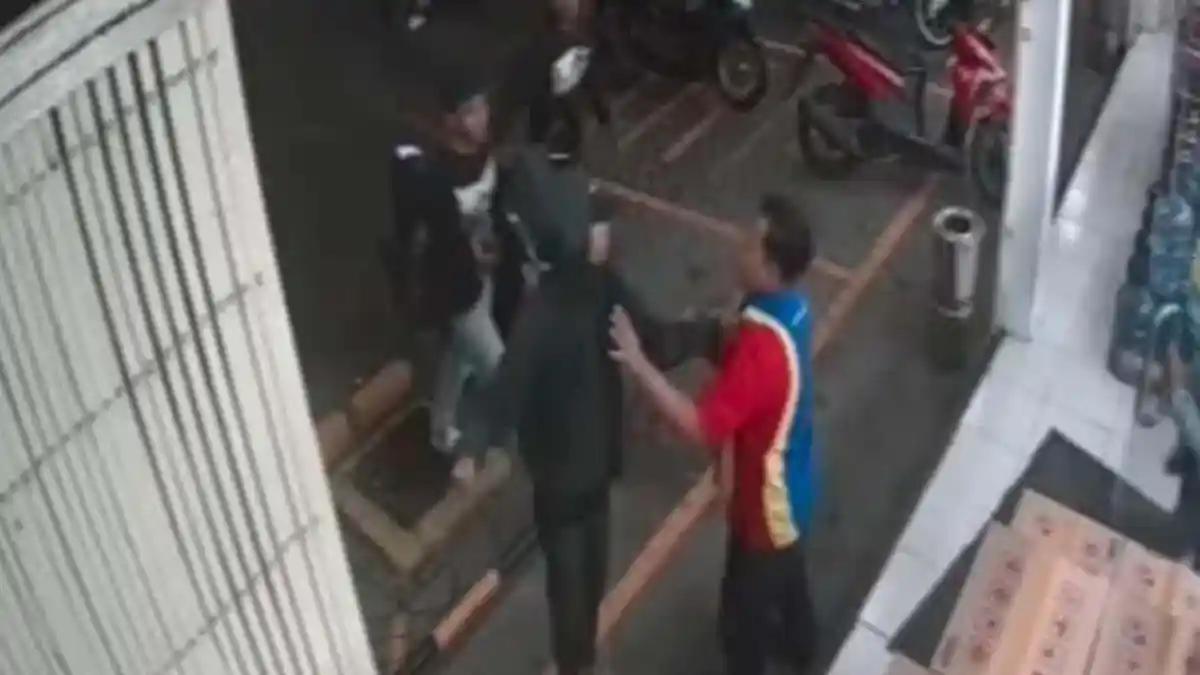 Terekam CCTV, Pemuda Hajar Karyawan Indomaret di Gresik * SS Foto : *Surya.co.id