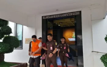 Kejari Kabupaten Kediri menahan tersangka kasus penyimpangan kredit di bank BUMN wilayah Pare, Kabupaten Kediri, Jawa Timur. ANTARA/ HO-Kejari Kabupaten Kediri