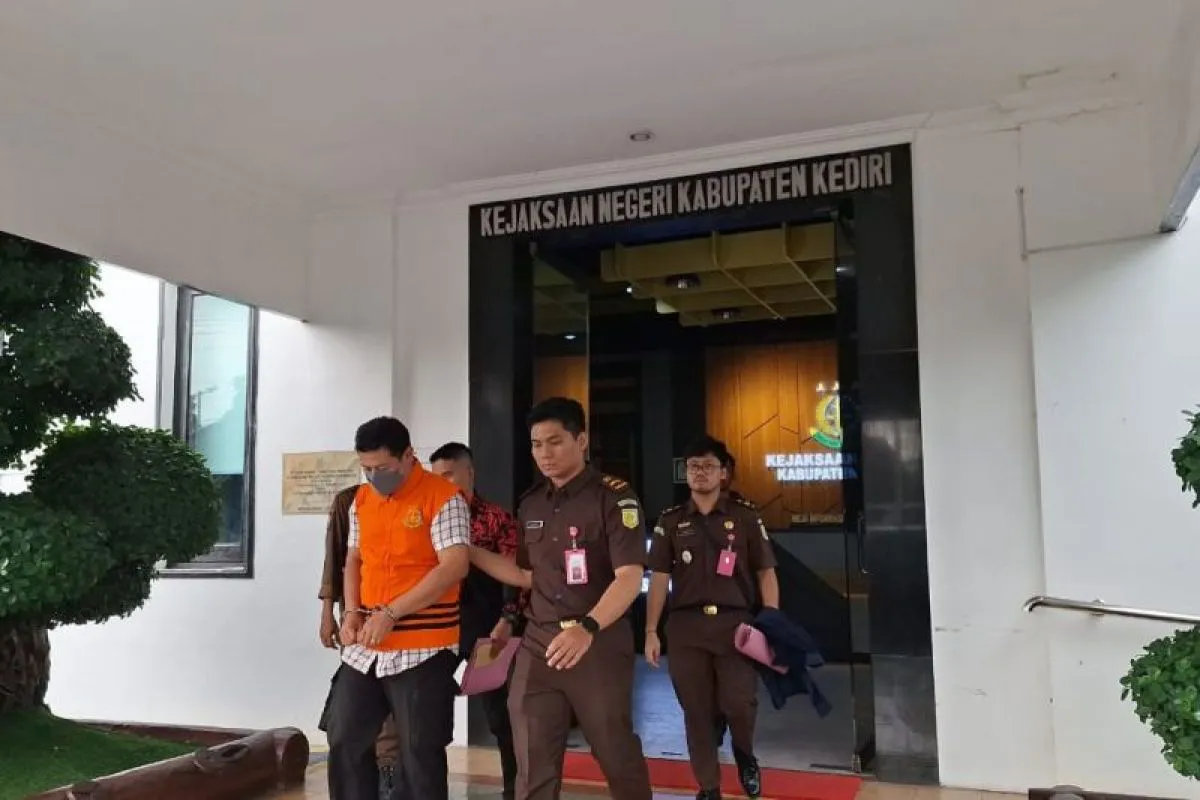Kejari Kabupaten Kediri menahan tersangka kasus penyimpangan kredit di bank BUMN wilayah Pare, Kabupaten Kediri, Jawa Timur. ANTARA/ HO-Kejari Kabupaten Kediri