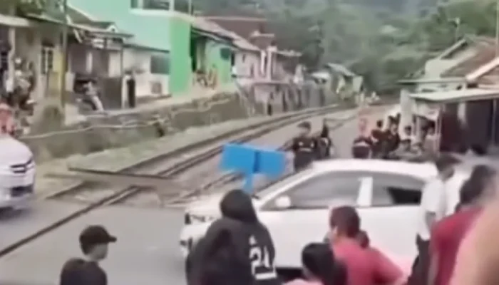 Viral! Warga Blokir Rel Kereta di Bandar Lampung Usai Kecelakaan, PT KAI: Pelanggaran Berbahaya dan Bisa Dipidana