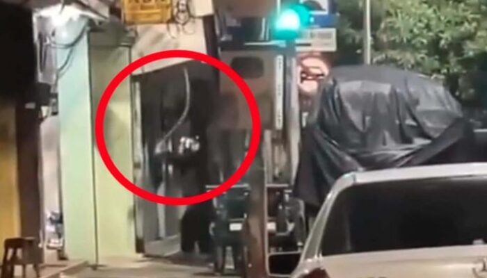Viral CCTV: Belasan Gangster Bersenjata Celurit Serang Permukiman Warga Sawahan Surabaya Saat Menjelang Sahur