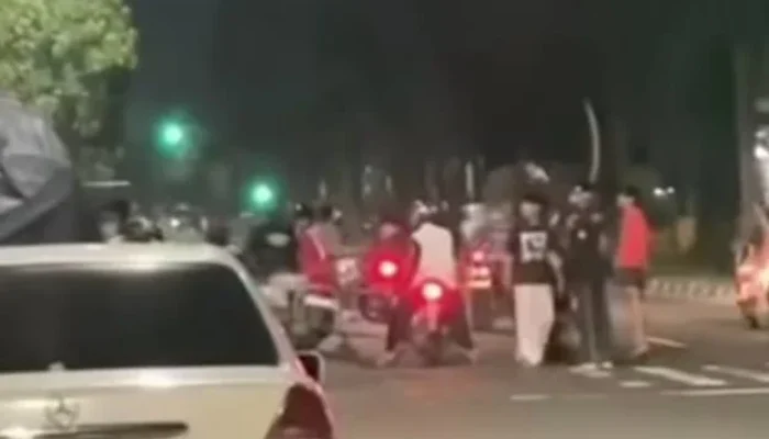 Viral! Gangster Bersenjata Celurit Serang Kampung di Surabaya Saat Sahur, Warga Kupang Krajan Resah