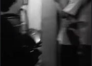 Viral! Pria Paruh Baya Ditemukan Meninggal di Kamar Mandi, Polisi Selidiki Penyebabnya