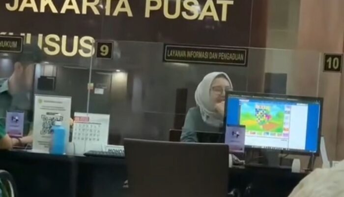 Viral Petugas PN Jakpus Diduga Main Game Saat Layani Publik, Pengadilan Buka Penelusuran Internal