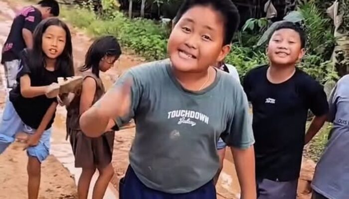 Viral Video Anak-anak Sepauk Kalbar Protes Jalan Rusak, Netizen Soroti Kinerja Pemerintah