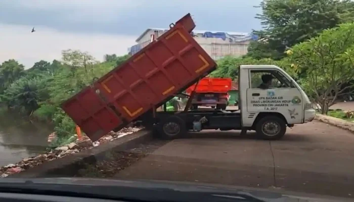 Viral Video Sampah di Kali Pesanggrahan, DLH DKI Tegaskan Bukan Pembuangan: Ini Fakta Sebenarnya di TPU Tanah Kusir