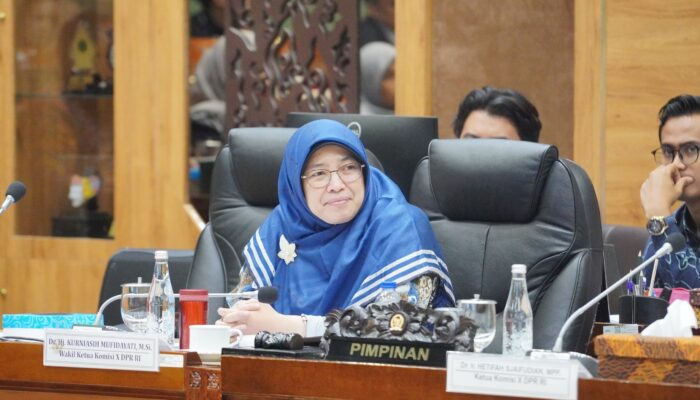 DPR Tegaskan AI Bukan Pengganti Otak Siswa, Pemerintah Batasi Penggunaan di Sekolah