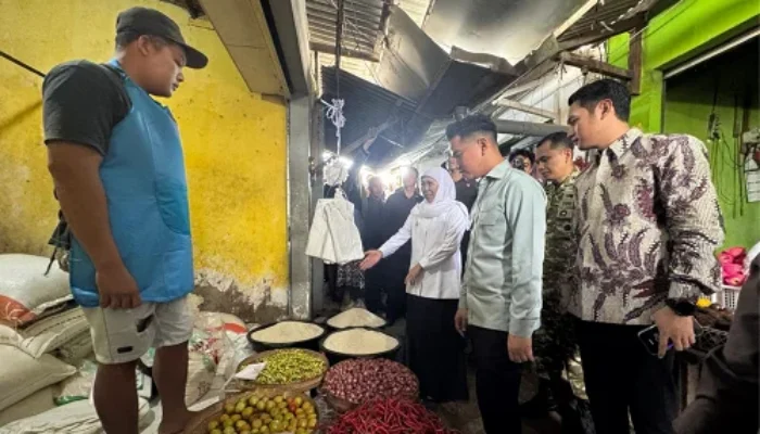 Kunjungi Tuban, Wapres Gibran Tinjau Proyek Industri hingga Blusukan ke Pasar Gelondong Gede