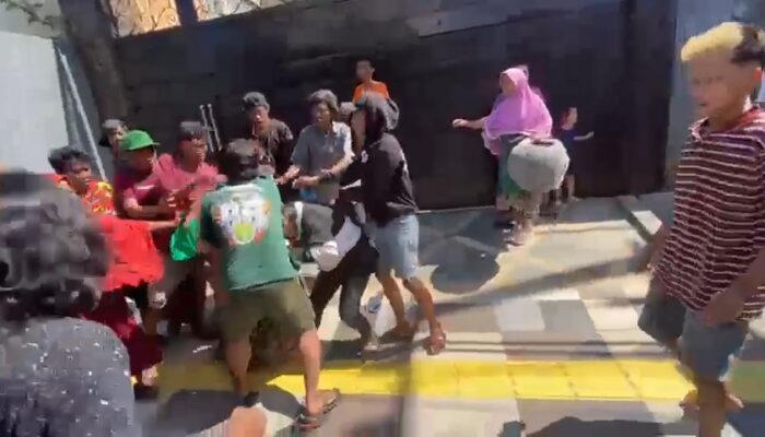 Viral! Zakat Rp50 Ribu di Gresik Berujung Ricuh, Warga Saling Pukul Gara-Gara Antrean Diserobot