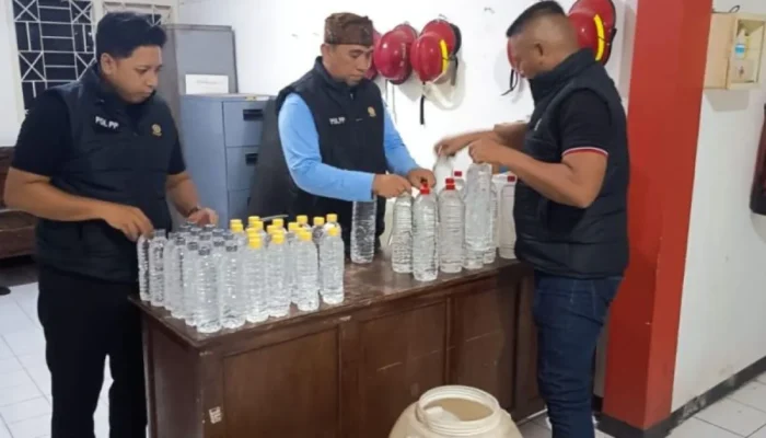 Satpol PP Probolinggo Gerebek Toko Miras Dekat Ponpes, Puluhan Botol Arak Bali dan Oplosan Disita