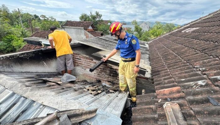 Balon Udara Jatuh Bakar Rumah Warga Trenggalek, Polisi Selidiki: Nyaris Picu Kebakaran Besar