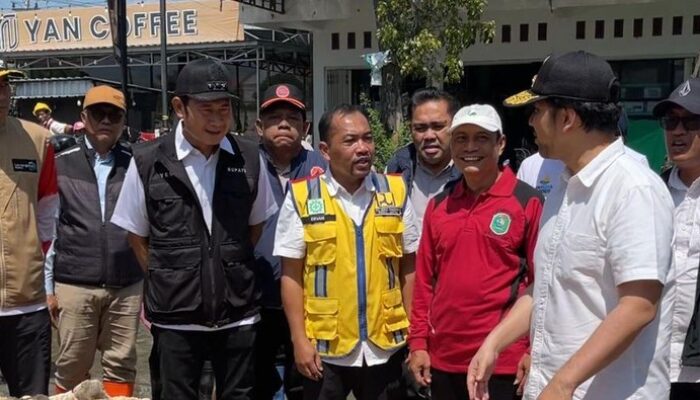 Banjir di Desa Sungelebak Lamongan, Pemprov Jatim Pasang Tanggul Darurat Sepanjang 160 Meter