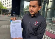 Ketua DPP Asosiasi Persaudaraan Islam (API) sekaligus Penasihat Hukum eks Wamenaker Emmanuel Ebenezer (Noel), Aziz Yanuar usai melaporkan pimpinan-deputi KPK ke Dewas KPK di Gedung Merah Putih KPK, Jakarta Selatan pada Jumat (27/3/2026). Foto: Abid Raihan/kumparan
