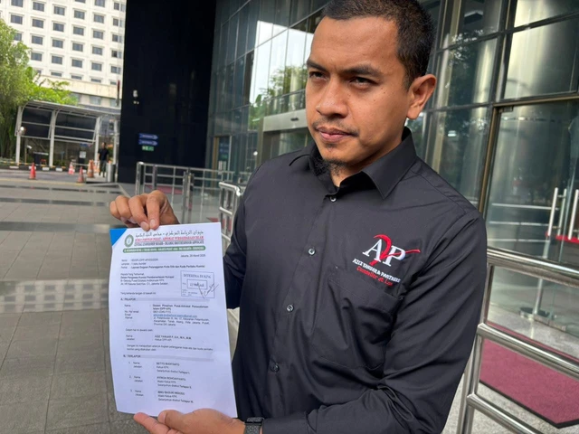 Ketua DPP Asosiasi Persaudaraan Islam (API) sekaligus Penasihat Hukum eks Wamenaker Emmanuel Ebenezer (Noel), Aziz Yanuar usai melaporkan pimpinan-deputi KPK ke Dewas KPK di Gedung Merah Putih KPK, Jakarta Selatan pada Jumat (27/3/2026). Foto: Abid Raihan/kumparan