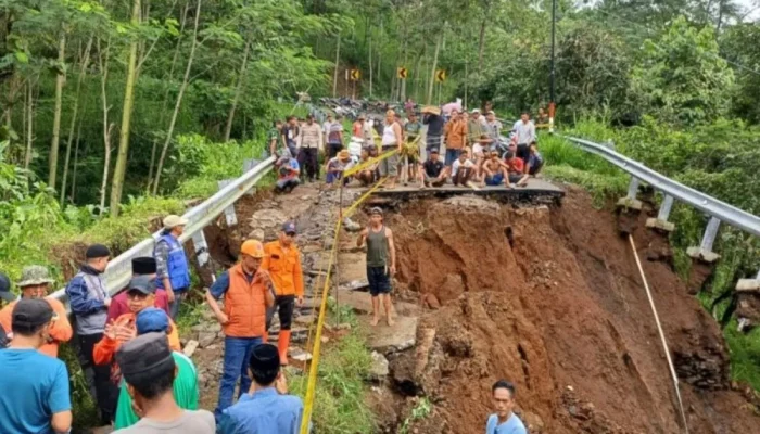 Akses Madakaripura Lumpuh! Jembatan Ambruk Diterjang Longsor, Pemkab Probolinggo Siapkan Jembatan Darurat 2-3 Hari