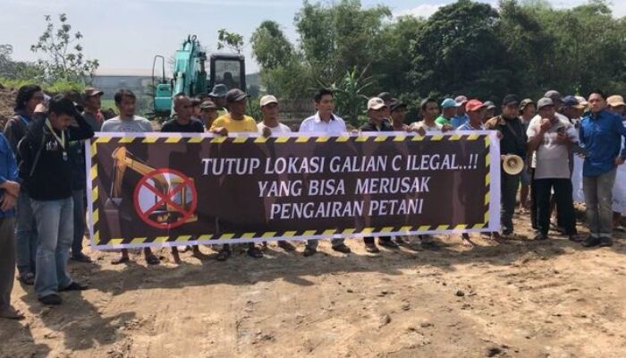 Petani Mojokerto Demo Tambang Galian C Ilegal, Ekskavator Dipaksa Keluar karena Ancam Irigasi Sawah
