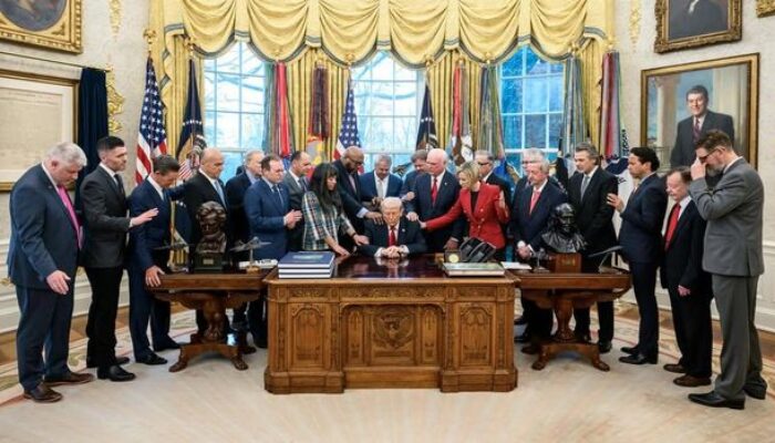 Video Donald Trump Didoakan 20 Pendeta di Ruang Oval Viral, Ditonton Jutaan Kali di Tengah Konflik Iran