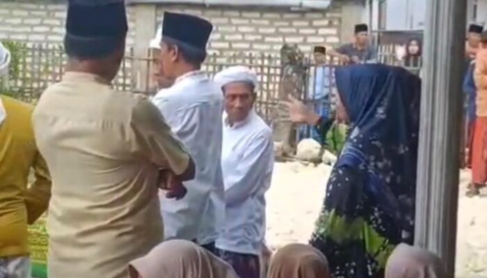 Viral! Emak-Emak di Sampang Tahan Pemakaman karena Almarhumah Punya Utang Ratusan Juta