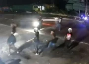 Viral! Patrol Sahur di Lamongan Diserang Gerombolan Bermotor, Aksi Brutal Terekam CCTV